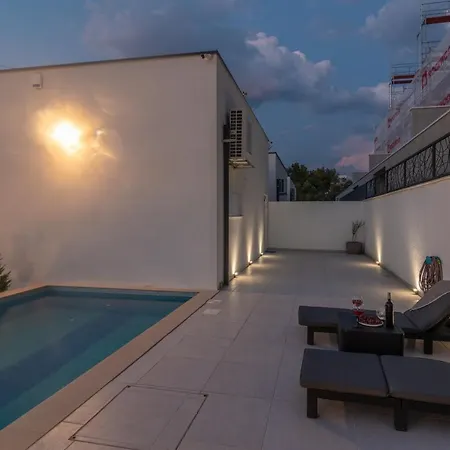 Uz Villa *