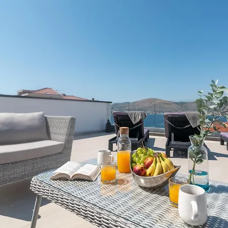 Uz Villa *