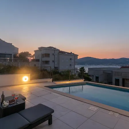 Uz Villa *